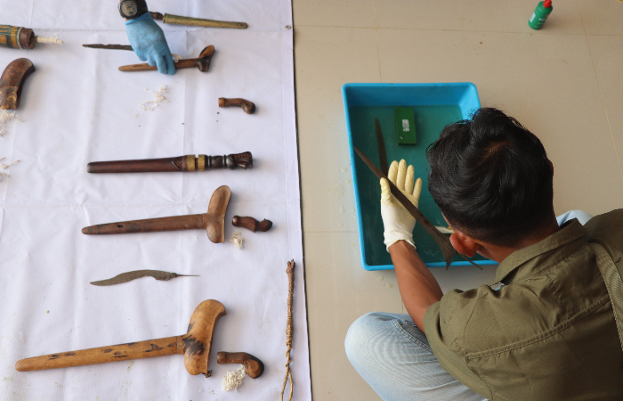 LESTARIKAN BUDAYA: Petugas saat  membersihkan keris yang mempunyai nilai sejarah di Museum Wadjakensis, Selasa (29/8).