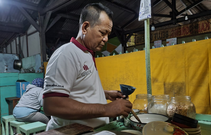 LARIS MANIS:  Sutris saat  melayani para  pelanggan  yang datang  di Ronde Pak  Petruk Cipto  Roso.