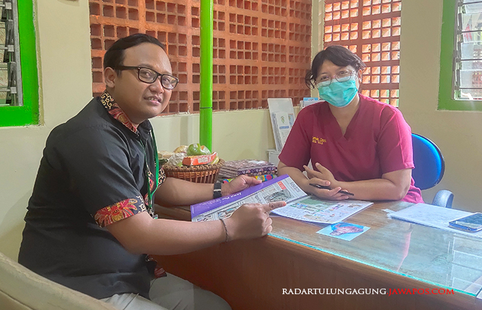 SEMISI: Wakil Ketua Persagi Kota Blitar Maria Dewi bersama Staff Account Executive (AE) Jawa Pos Radar Blitar, Mokhamad Nizam Bahtiar, kemarin (29/8).