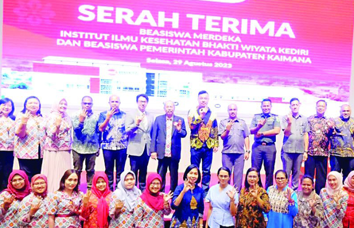 CETAK NAKES PROFESIONAL: IIK Bhakta Kediri menerima 68 calon mahasiswa Kabupaten Kaimana, Provinsi Papua Barat. Kampus terbaik ini siap mendukung pengembangan pendidikan kesehatan Indonesia Timur.