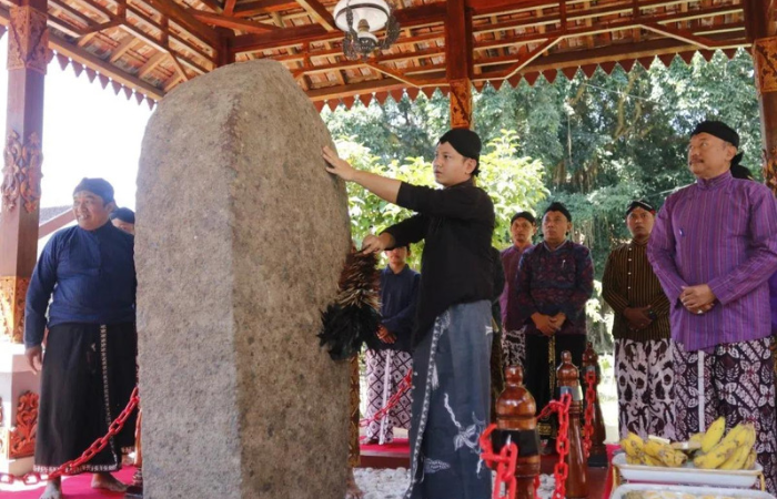 Bupati Trenggalek, Nur Arifin saat membersihkan jamasan pusaka pada Peringatan Hari Jadi Trenggalek ke-829.