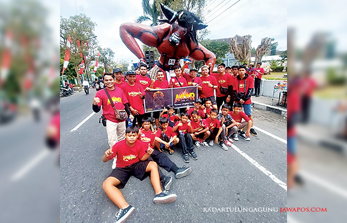SEMANGAT : Pemuda Kelurahan Karangtengah bersama ogoh-ogoh karyanya sesaat sebelum karnaval, Sabtu (26/8) lalu.