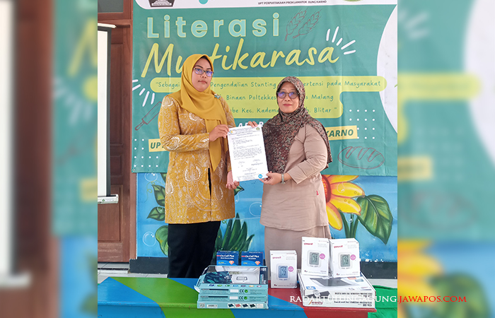 SIMBOLIS: Ketua Prodi D-3 Keperawatan Poltekkes Kemenkes Malang (Kampus III Blitar) Wiwin Martiningsih menyerahkan alat-alat kesehatan untuk mendukung pencegahan hipertensikepada Ketua Penggerak PKK.