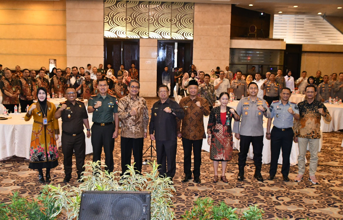SUKSES: Jajaran Forkopinda Tulungagung bersama Prof Pujiyono setelah Sosialisasi UU No 1 Tahun 2023 tentang KUHP pada Kamis (31/8)