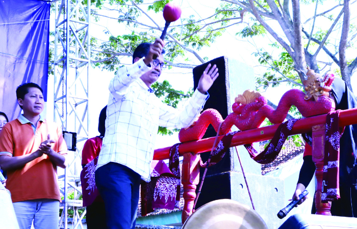 MERIAH: Kepala SMAGOTA Agus Sugiarto membuka acara Story Class di halaman sekolah, Rabu (30/8).