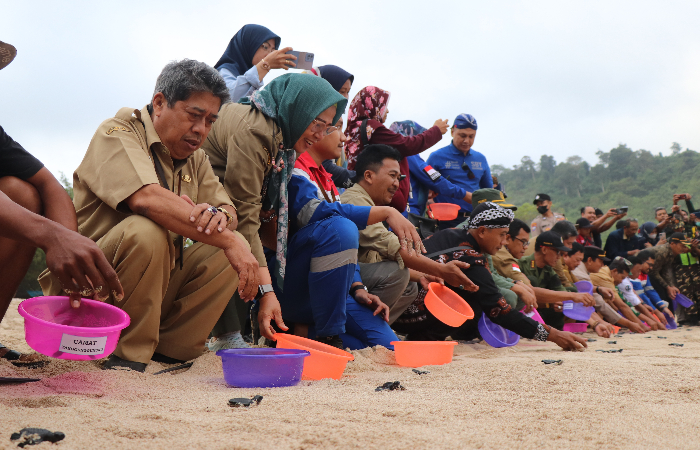 KONSERVASI: Momen masyarakat Desa Jengglungharjo, Kecamatan Tanggunggunung, serta stakeholder mengonservasi penyu dengan melepaskan 75 tukik ke laut lepas.