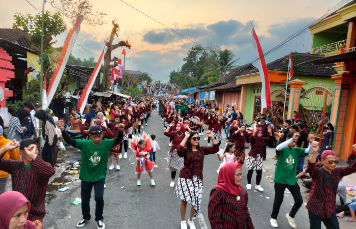 ATUSIAS: Antusiasme masyarakat Desa Dono dalam mengikuti pawai