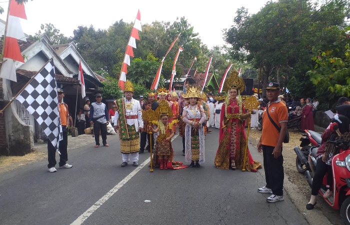 KREATIF: Pawai budaya menampilkan berbagai kreasi masyarakat Desa Dono.