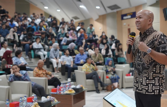 Direktur keuangan dan strategi BSI Ade Cahyo Nugroho pemaparan keuangan syariah di FEB UI