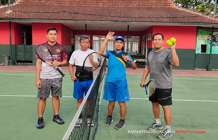 PENYEGARAN: Kapolsek Sukorejo AKP Imam Subechi (kanan) saat turun minum dalam permainan tenis pekan lalu.