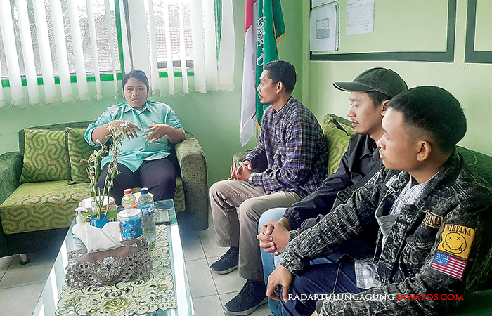 AKRAB: (Dari kiri) Warek III UNU Blitar Ardhi Sanwidi saat mengobrol dengan Kabiro Radar Blitar Kota Noor Maladi Usman dan tim.