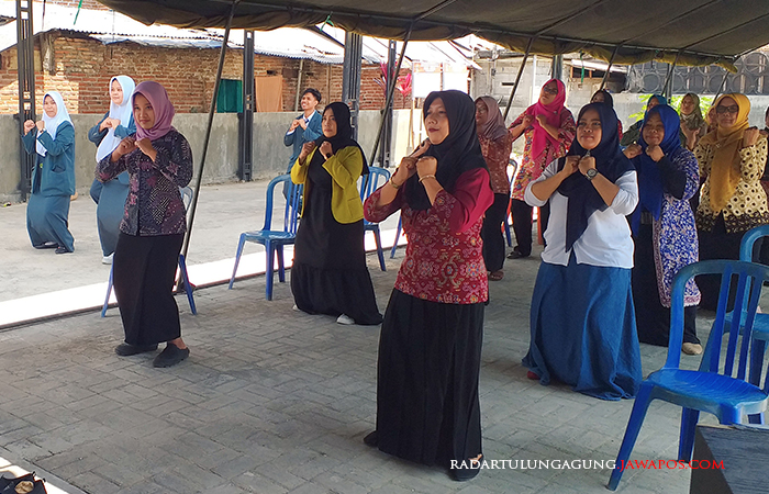 KOMPAK: Dosen dan Mahasiswa Prodi D3 Keperawatan serta Kader PKK Desa Jimbe Melakukan Pelatihan Senam Kogerta, Pijat Punggung, Masase Plantar dan Leher. (31/8)
