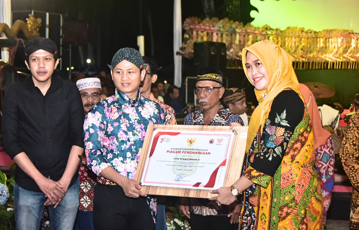 HEBAT: Direktur Klinik Mata EDC Trenggalek Dian Anggraini Wikamorys, S.KM, M.H., mendapat penghargaan dari Bupati Trenggalek Mochamad Nur Arifin.