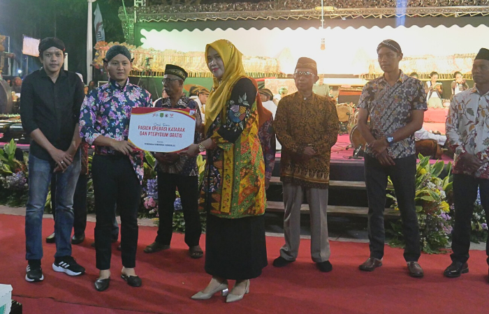 Bupati Trenggalek Mochamad Nur Arifin memberikan penghargaan kepada Direktur Klinik Mata EDC Trenggalek Dian Anggraini Wikamorys, S.KM, M.H., karena sudah memberikan layanan operasi mata gratis.