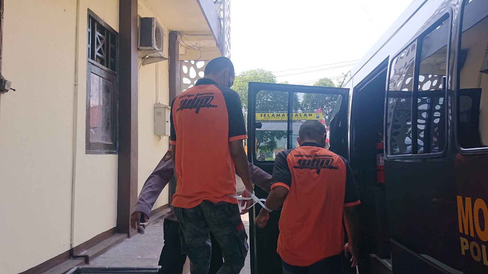 MASIH MARAK: Delapan pelaku pengedar narkoba akan menaiki mobil tahanan dan nantinya dititipkan ke Rutan Trenggalek.