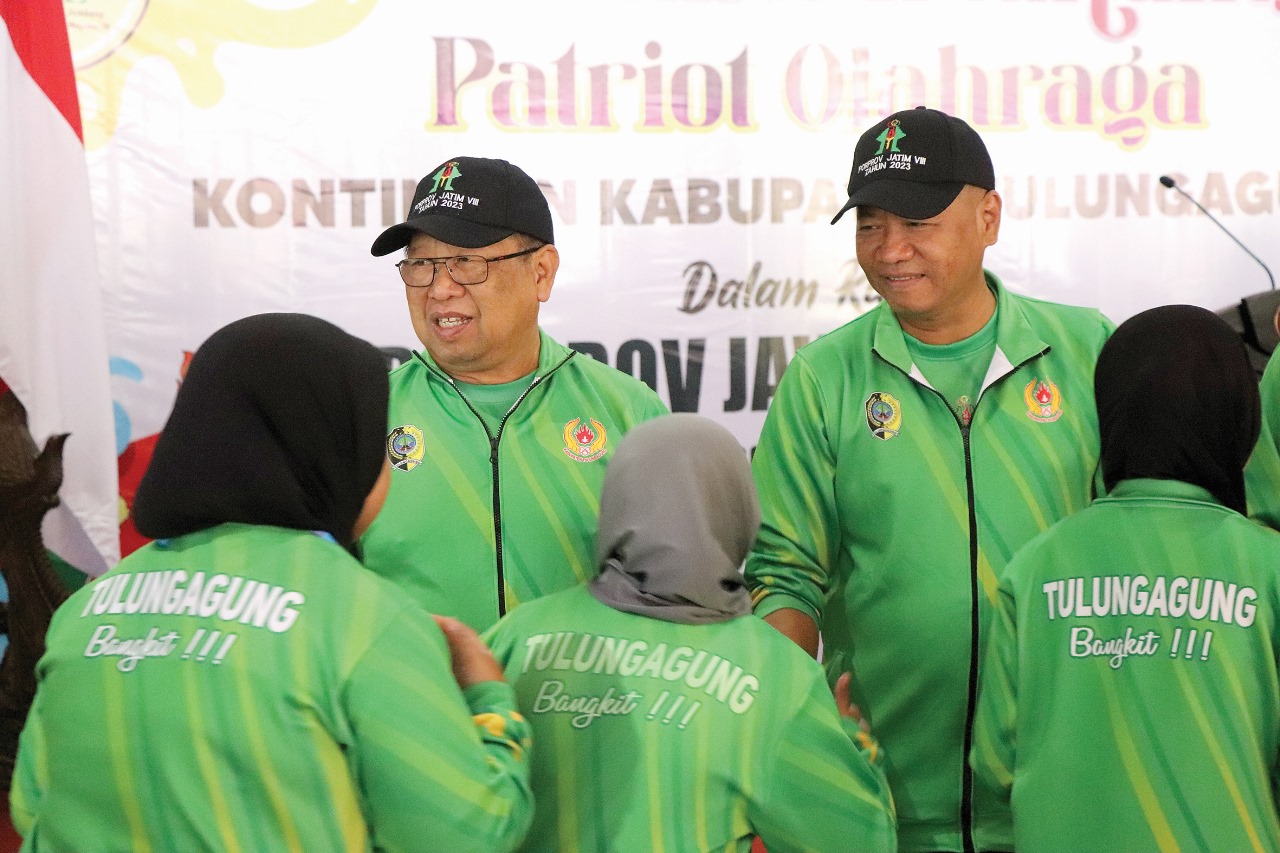 DUKUNG PENUH : Bupati Maryoto dan Wabup Gatot Sunu bersalaman dan memberikan dukungan pada para atlet Porprov