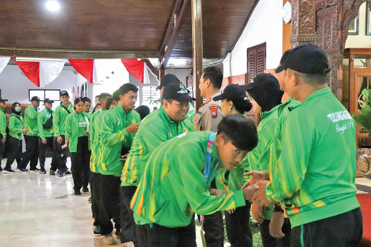 SEMANGAT : Para atlet Porprov meminta doa restu kepada Bupati dan Wakil Bupati Tulungagung