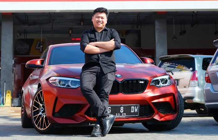 Denny Setyo Wibowo, CEO Muda Megah Bangunan yang memiliki hobi koleksi supercar. Dia yang menjadi nahkoda kesuksesan Megah Bangunan.