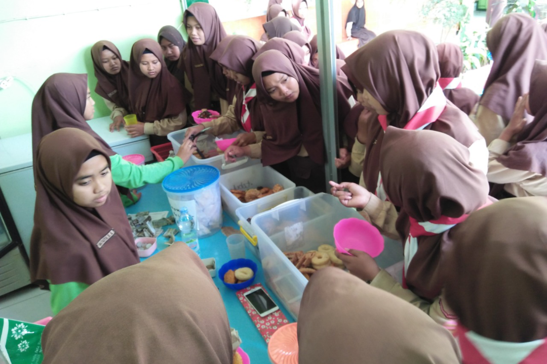 KESADARAN: Upaya MTsN 4 Tulungagung meminimalisasi volume sampah plastik.