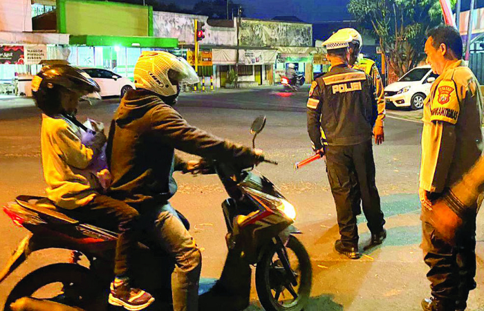 TAK BISA  DILEWATI:  Petugas  Satlantas Polres  Tulungagung  berjaga di  simpang tiga  Ngujang selama  Jembatan  Ngujang  1 ditutup.