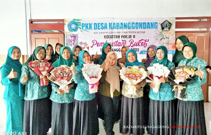DITUNTUT KREATIF: Dewi Ayu Fatmalasari bersama ibu-ibu PKK Desa Karanggondang usai pelatihan membuat buket pekan lalu.