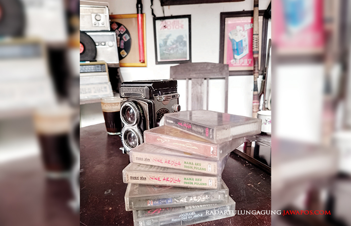 JADUL: Berbagai barang antik koleksi Hendra yang dia koleksi di rumahnya.