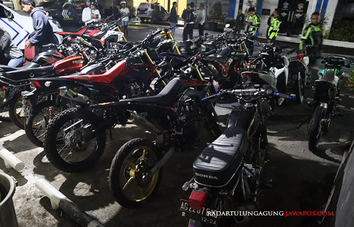 AGAR JERA: Polisi mengamankan sejumlah barang bukti sepeda motor yang diduga digunakan untuk balap liar.