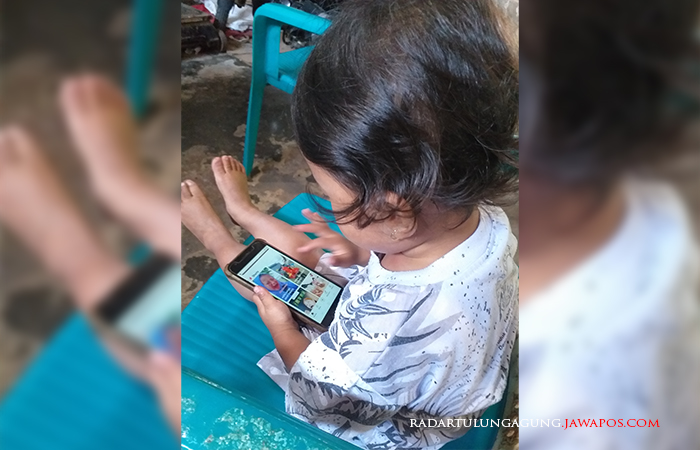 Perlu pendampingan orang tua ketika penggunaan gadget sudah menjadi  kebiasaan anak. Sebab ada dampak  negatif bisa ditimbulkan.