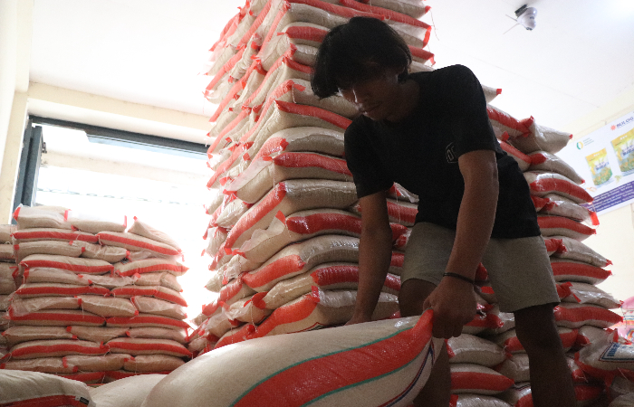 PULEN: Pedagang di Pasar Wage saat menimbang beras yang akan dia jual.