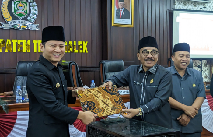 BERKOMITMEN: Ketua DPRD Trenggalek Samsul Anam bersama unsur pimpinan menerima nota penyampaian RAPBD 2023.