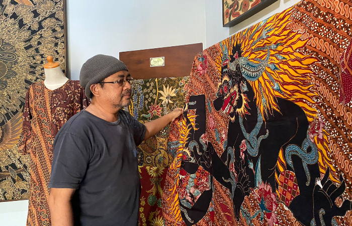 ELOK: Kain batik  dengan motif  Tiwikrama karya  Setio Hadi  membawa kisah pewayangan.
