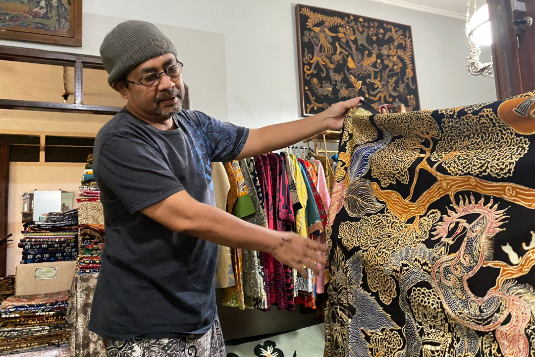 Sutio Hadi seorang seniman yang menuliskan cerita-cerita bijak yang ia kemas menjadi kain batik.
