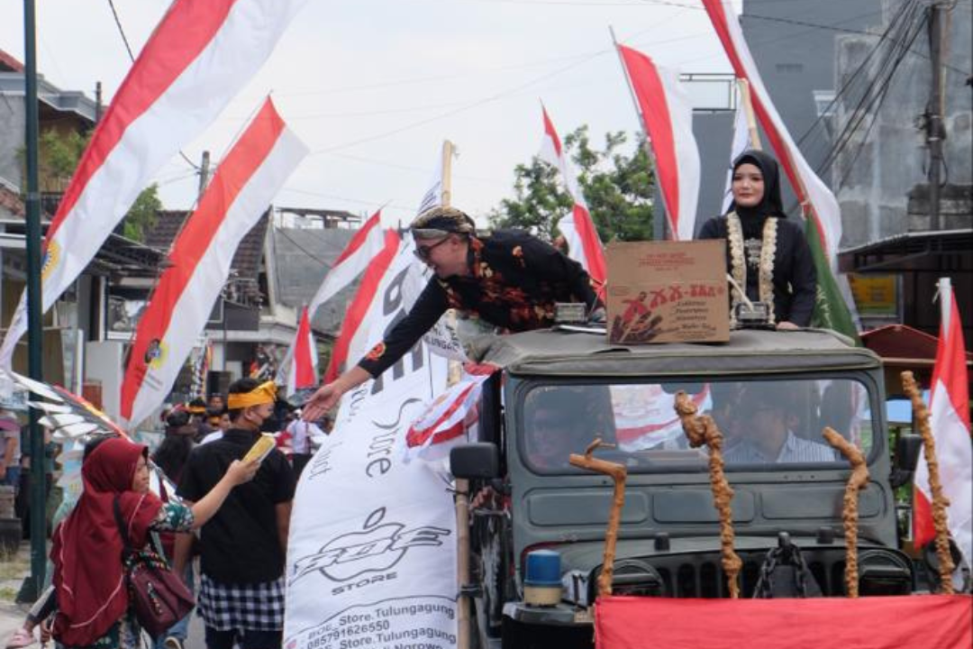 MEMASYARAKAT: Lurah Sembung, Mohammad Fahriza Habib Yuwanta SH, saat mengikuti pawai kemerdekaan pada Minggu (3/9).