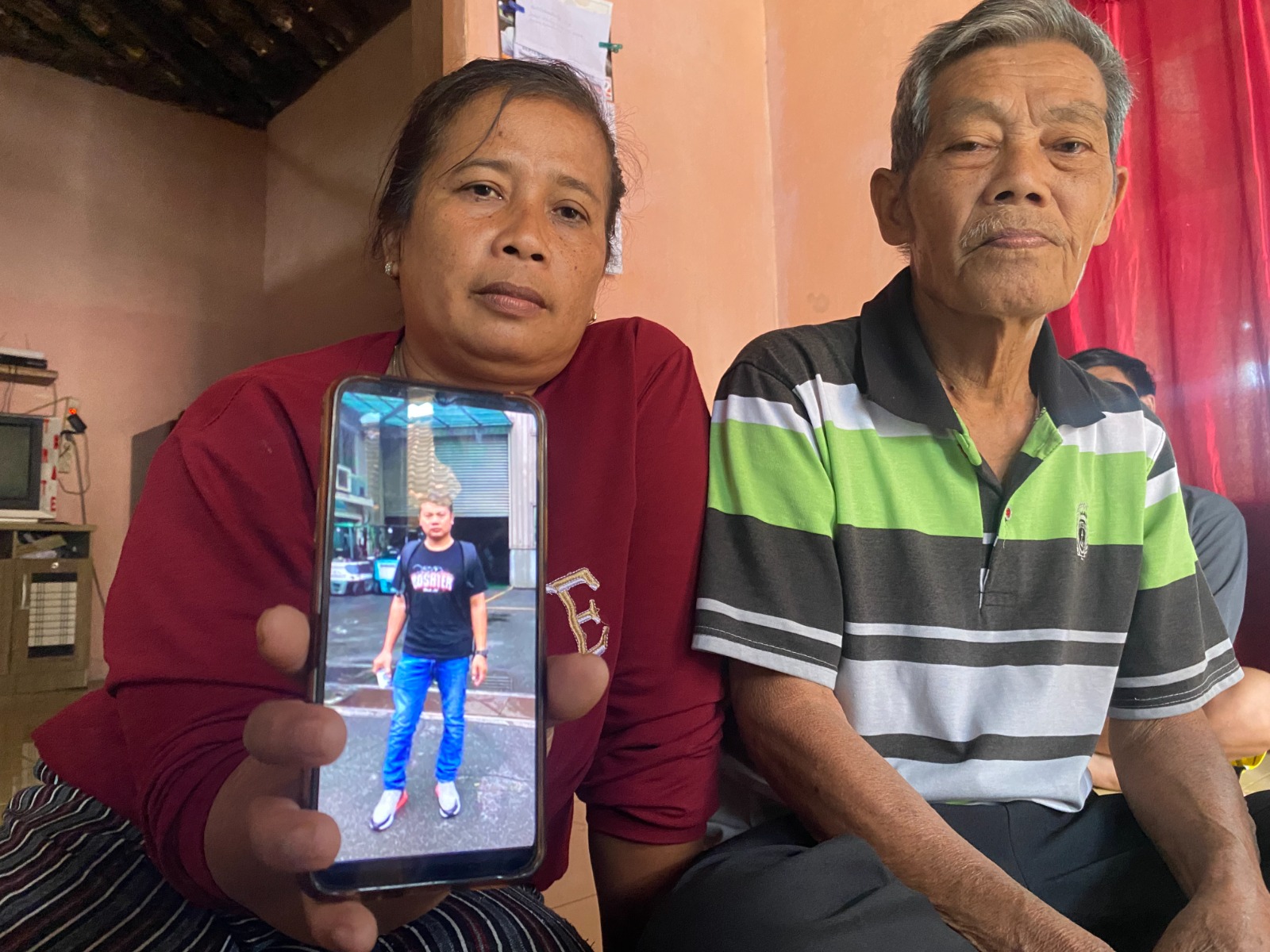 DUKA MENDALAM : Ibu Jainal Fanani ditemani sang ayah menunjukan foto korban semasa hidup