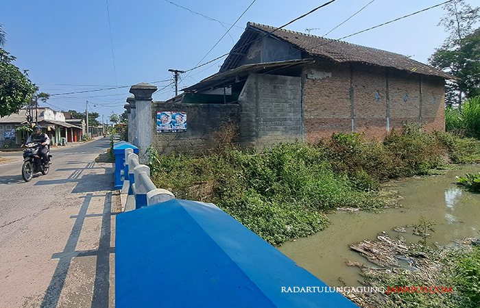 BERBAU: Hingga kini Sungai Tempur yang berada di Desa/Kecamatan Sanankulon tercemar limbah pabrik dan belum tertangani.