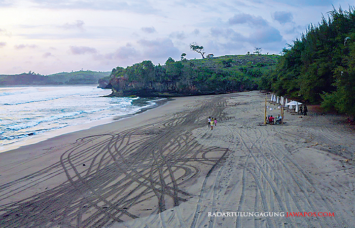 SEGAR: Wisatawan menikmati senja di Pantai Serang, Kecamatan Panggungrejo, beberapa waktu lalu.
