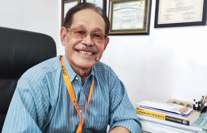 MENJAGA NIAT:  Direktur RSUIT dr  H Laitupa Abdulmutalib,  SpPD, FINASIM  terus menanamkan  kerja ikhlas untuk  melayani kesehatan  masyarakat.
