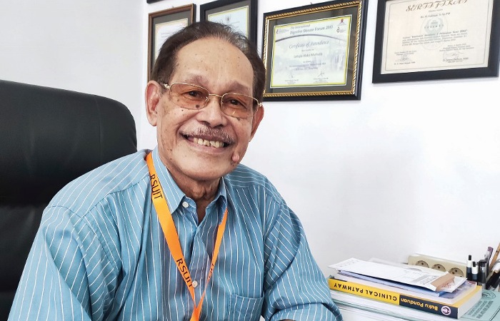 Direktur RSUIT, dr. H. Laitupa Abdulmutalib SpPD FINASIM terus menanamkan kerja ikhlas kepada seluruh civitas hospitalia dalam melayani masyarakat.