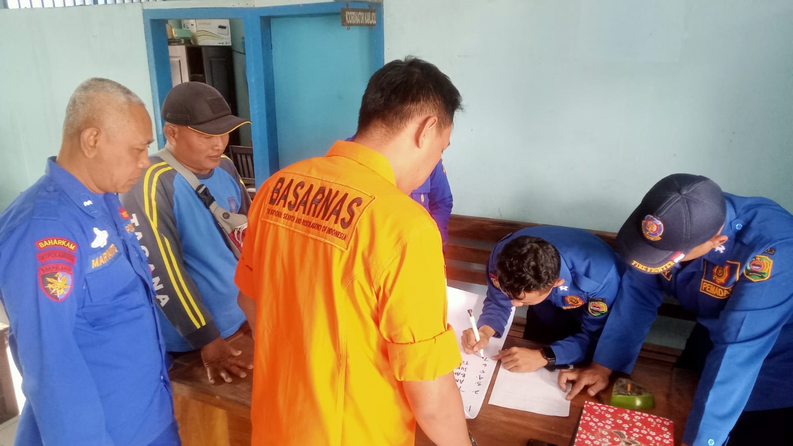 GALI INFORMASI : Tim Sar Gabungan mendata nama korban baik yang hilang maupun selamat sebelum melakukan pencarian di laut.