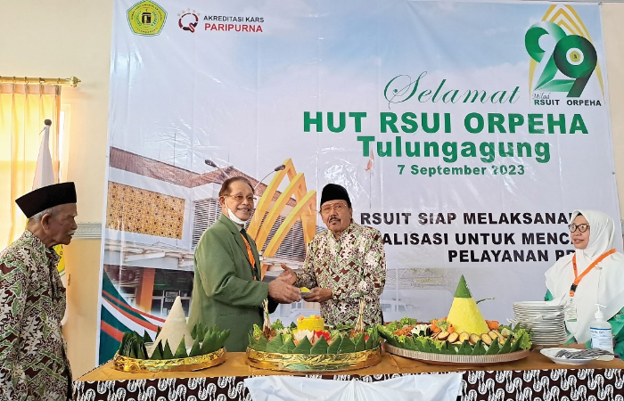 WUJUD SYUKUR: Direktur RSUIT Orpeha dr H Laitupa  Abdulmutalib, SpPD,  FINASIM merayakan  HUT RSUIT Orpeha  dengan memotong  tumpeng bersama  Ketua Yayasan  H Chamim  Badruzzaman,  kemarin (7/9).