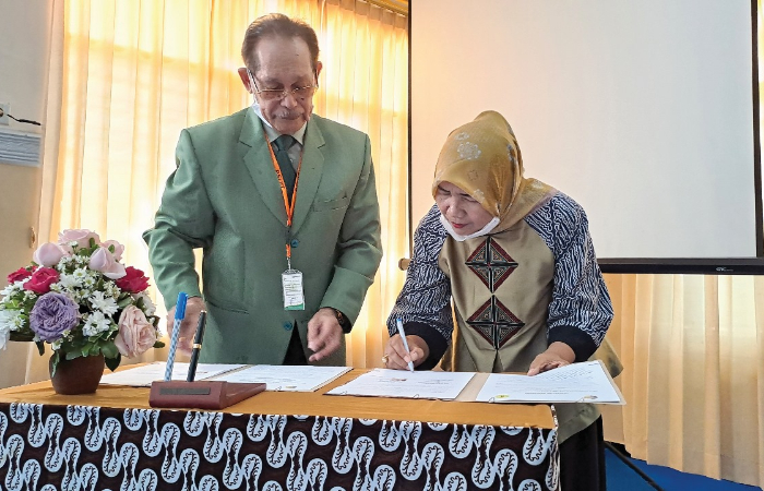 INOVASI: Direktur RSUIT Orpeha dr H Laitupa Abdulmutalib, SpPD, FINASIM dan Kepala Dispendukcapil Tulungagung Nina Hartiani S.H saat menandatangani MoU antara RSUIT Orpeha dengan dispendukcapil