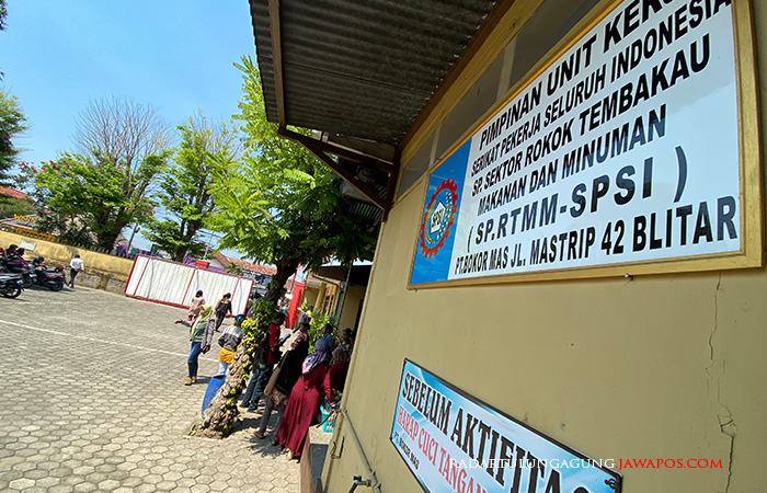 SABAR MENANTI: Pekerja berjalan sambil tergesa-gesa usai mengikuti sosialisasi kreditur di Kantor Bokor Mas, (4/9).