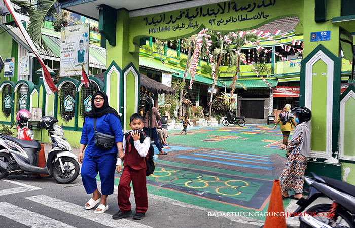 TUNTUT ILMU: Aktivitas siswa di salah satu sekolah agama naungan kemenag di Kota Blitar. BOP digunakan untuk peningkatan operasional sekolah.