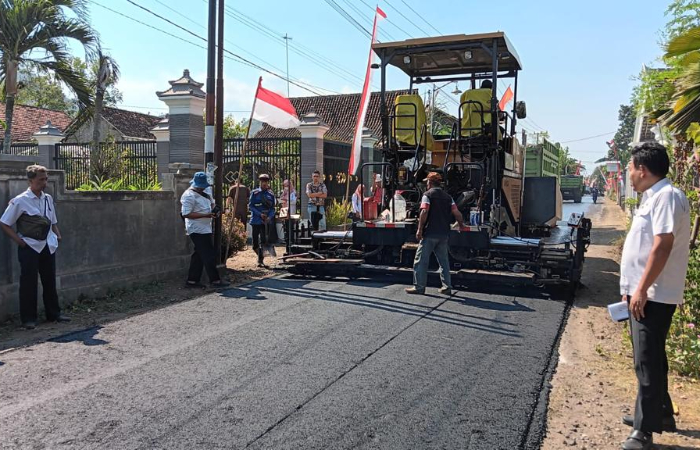 TERUS BERBENAH: Perbaikan jalan kabupaten terus dilakukan Dinas PUPR Tulungagung sebagai bentuk  pelayanan kepada masyarakat agar nyaman melaksanakan mobilitas sehari-hari.
