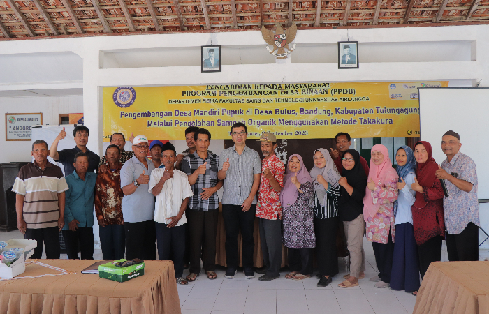 SUKSES: Ketua Tim PPDB Unair Surabaya Dr Siswanto Drs MSi (tengah) dan Kepala Desa Bulus Sutoyo (tengah baju batik) berfoto bersama masyarakat.