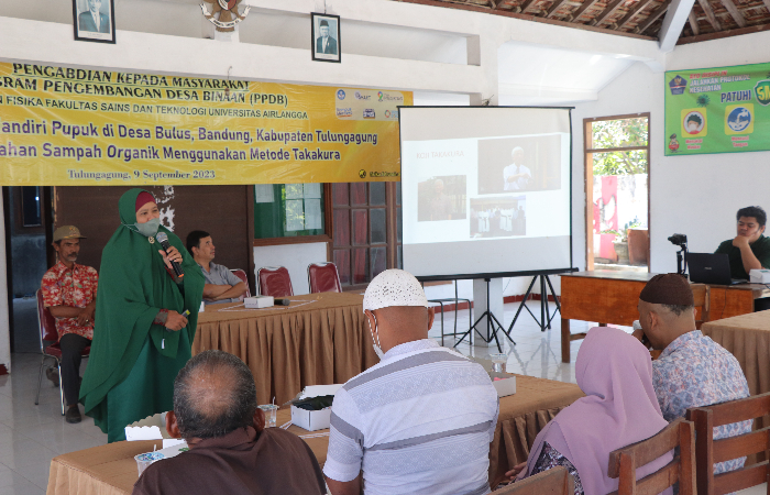 SHARING: Pemateri dari Unair Surabaya, Dyah Hikmawati SSi MSi, memberikan  teori tentang pembuatan kompos, Sabtu (9/9).