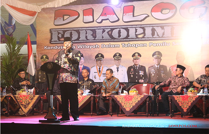 KONDUSIF: Wali Kota Santoso menyampaikan sambutan sekaligus membuka dialog beserta jajaran forkopimda di Terminal Patria Tipe A Kota Blitar, Jumat malam (8/9).