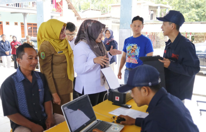 FOKUS: Kasubag Penyiapan Keputusan GTK Sekretariat Militer Presiden RI Gian Kartika Kuswandi, SE. MM, saat melakukan verifikasi Inovasi Pas Tenan dalam rangka penghargaan SWK Bidang Kelautan.