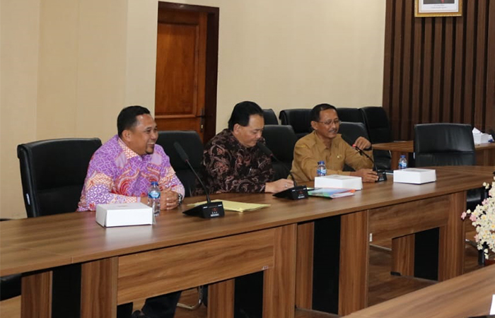Tiga calon PJ Bupati Tulungagung (Kiri) saat rapat bersama pimpinan dewan dan pimpinan fraksi di ruang Aspirsi Kantor DPRD Tulungagung.