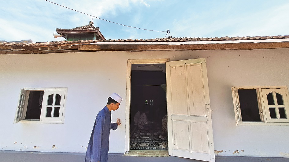 BERHARAP DIGESER: Warga Desa Punjul, Kecamatan Karangrejo, Tulungagung saat hendak salat berjamaah di Masjid Ash Sholihin.